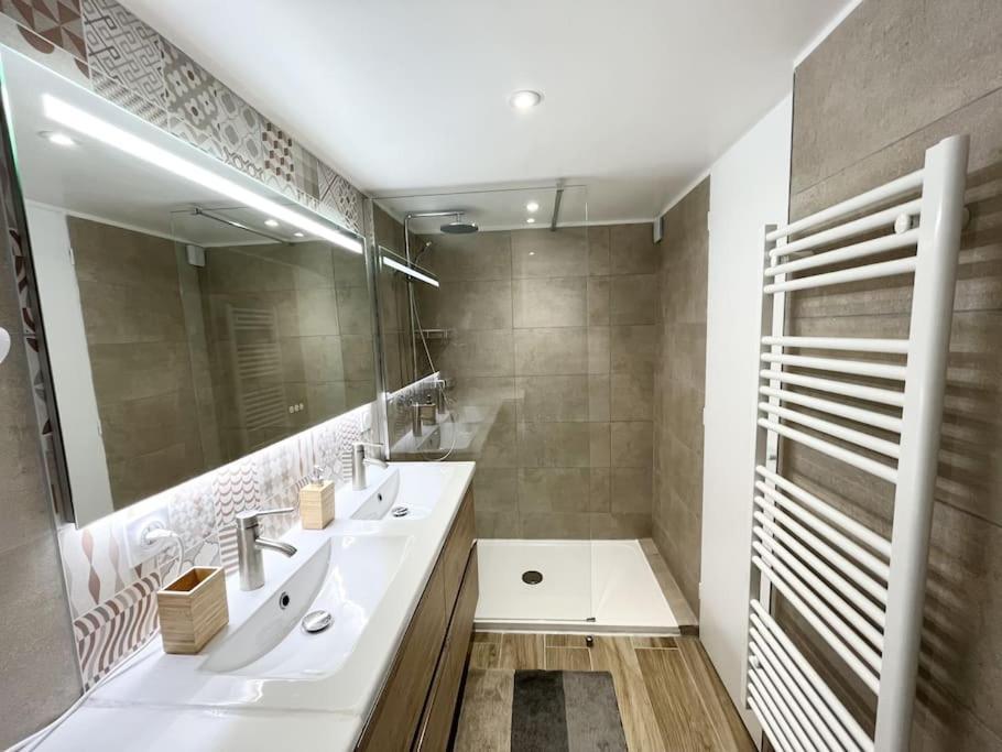 Duplex Centre Ville - 50M De La Plage - Clim - Garage - Netflix Le Grau-du-Roi Kültér fotó